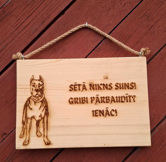 Plāksne "Sētā nikns suns"
